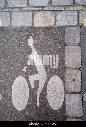 Piste cyclable logo peint sur rue à Aix en Provence France Banque D'Images
