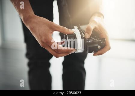 Le professionnel est au travail. Dans les coulisses, au-dessus de l'épaule, une personne méconnaissable utilisant un équipement de caméra vidéo de pointe Banque D'Images