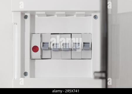 Ouvrir la boîte à fusibles sur le mur beige, fermer Banque D'Images