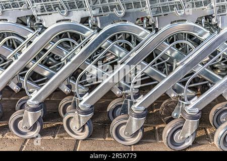 Des chariots par un supermarché . Tramway dans une rangée Banque D'Images