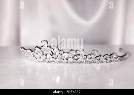 Magnifique tiara d'argent avec des diamants sur une table blanche Banque D'Images