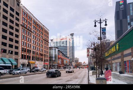 Winnipeg, Manitoba, Canada - 11 17 2014 : vue d'hiver vers l'ouest de l'avenue Portage depuis la jonction de la rue Smith. Portage Avenue également connu sous le nom de route 85 est un Banque D'Images