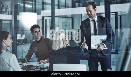 Bien faire de grandes choses ensemble. deux collègues de l'entreprise se secouent pendant une réunion dans la salle de réunion. Banque D'Images