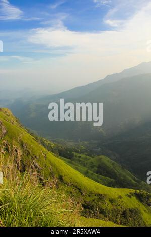 Coucher de soleil dans la vallée près de la ville d'Ella, Sri Lanka, le pic de Little Adam, vertical avec espace de copie pour le texte Banque D'Images