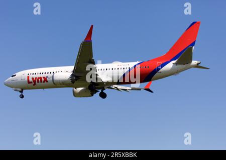 Lynx Air, Boeing 737-Max, C-GULN, atterrissage à l'aéroport Pearson, Toronto, piste 06L. Banque D'Images