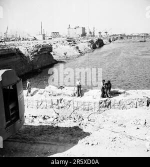 Le port français de Dunkerque est en cours de réparation avec les fonds du plan Marshall. Le plan Marshall était un programme d’aide financière très ambitieux proposé par le secrétaire d’État américain George Marshall. Il a compris qu’une Europe détruite et prospère devait avoir une aide financière si elle devait se rétablir et éliminer la menace d’une insurrection communiste. L'aide n'a pas été prêtée et chaque pays a décidé de la manière dont il utiliserait les fonds. Au cours des trois années de ce programme, les États-Unis ont donné à l'Europe $13 milliards, une somme colossale de $175 milliards aux valeurs actuelles. Ce plan généreux et lointain a été un facteur majeur dans le redémarrage de t Banque D'Images