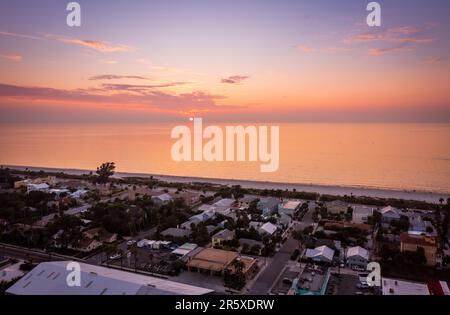 Vue panoramique sur le coucher du soleil à St. Petersburg, Floride Banque D'Images