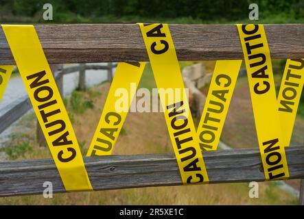 Mise en garde concept d'avertissement et de danger. Ruban jaune attention, sortie de blocage. Ruban de mise en garde croisé. N'entrez pas de bande. Panneau d'avertissement. Photo de rue Banque D'Images