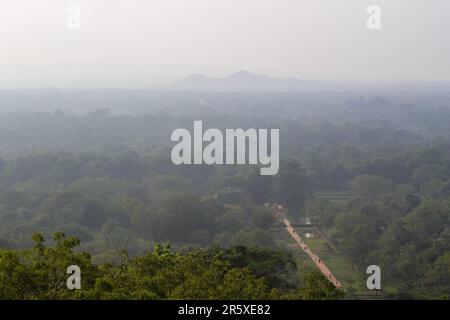 Magnifique vew de Sigiriya Lion Rock, Sri Lanka pendant le coucher du soleil, espace de copie pour le texte, papier peint Banque D'Images