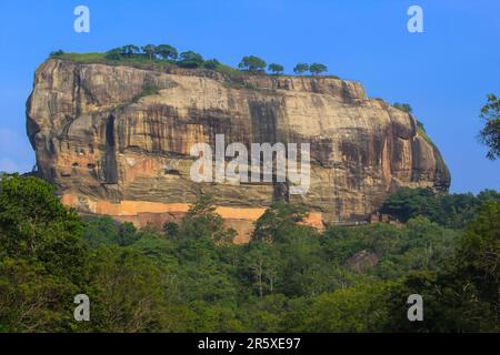 Sigiriya Rock ou Lion Rock est une ancienne forteresse près de Dambulla, Sri Lanka. Sigiriya est un site classé au patrimoine mondial de l'UNESCO, image de gros plan avec espace de copie Banque D'Images