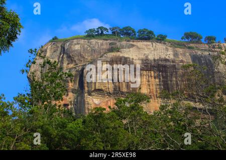 Sigiriya - une ancienne forteresse en pierre et un palais construit sur un rocher de granit, image de gros plan avec un espace de copie pour le texte Banque D'Images