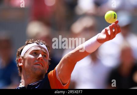 Paris, France. 5th juin 2023. Casper Ruud est en compétition lors du quatrième tour masculin entre Casper Ruud de Norvège et Nicolas Jarry du Chili au tournoi de tennis ouvert à Roland Garros à Paris, en France, sur 5 juin 2023. Credit: Gao Jing/Xinhua/Alamy Live News Banque D'Images