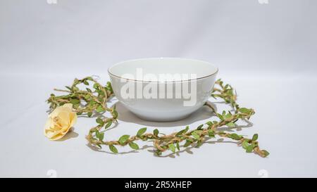 Ce bol est parfait pour servir divers plats, comme des salades, des soupes, des pâtes ou même des desserts. Banque D'Images