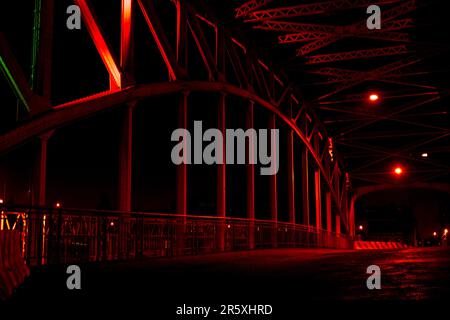 Vider les lumières de la ligne de rue de Bridge. Autoroute de nuit ville. Photographie de longue exposition route de nuit. Fond d'écran photo avec effet de flou. Banque D'Images