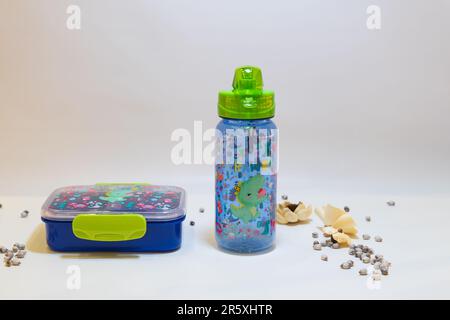 Cet ensemble bouteille d'eau et boîte à lunch à thème animal pour l'école est parfait pour les enfants qui veulent apporter leurs repas et boissons à l'école avec style. Banque D'Images