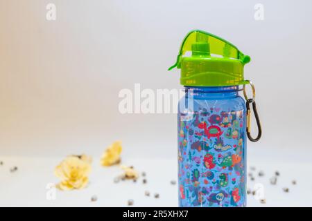 Cet ensemble bouteille d'eau et boîte à lunch à thème animal pour l'école est parfait pour les enfants qui veulent apporter leurs repas et boissons à l'école avec style. Banque D'Images