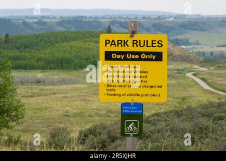 Cochrane, Alberta, Canada. 4 juin 2023. Un panneau avec les règles du parc au parc provincial Glenbow Ranch. Banque D'Images