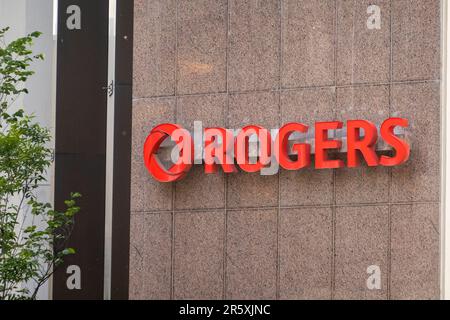 Calgary, Alberta, Canada. 4 juin 2023. Un panneau d'entrée Rogers. Une entreprise canadienne de communications et de médias opérant dans les domaines des communications sans fil Banque D'Images