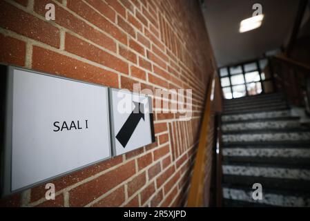 Meldorf, Allemagne. 05th juin 2023. Un panneau indiquant la salle 1 du tribunal de district de Meldorf. Quatre filles devront répondre pour une agression contre une fille de 13 ans à Heide au tribunal de district de Meldorf (Dithmarschen) sur 6 juin 2023. Le procès devant un tribunal d'évaluateurs laïcs pour mineurs aura lieu à huis clos. Credit: Christian Charisius/dpa/Alay Live News Banque D'Images