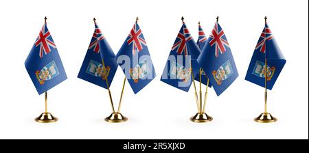 Petits drapeaux nationaux des îles Falkland sur fond blanc. Banque D'Images