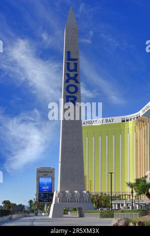 Nevada États-Unis 4 septembre 2021 vue sur la grande réplique de l'Obélisque de l'Hôtel Louxor et casino situé au 3900 S Las Vegas Blvd Banque D'Images