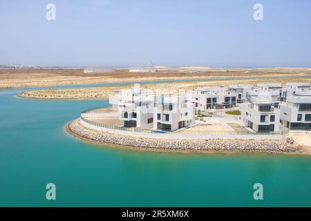 Vue sur l'achèvement des villas en bord de mer accès du quartier à la plage. Villas de luxe zone résidentielle en construction. Banque D'Images