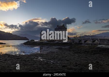 Château d'Eilean Donan en Écosse dans la lumière du soir sur le chemin de l'île de Skye, Écosse, Royaume-Uni Banque D'Images