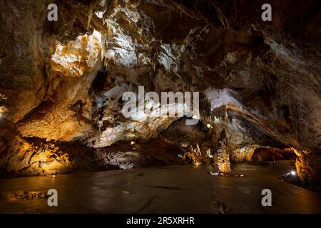 Stalagmites, stalactites, dépôts calcaires, Lipa Cave, Lipska pecina, Cetinje, Monténégro Banque D'Images