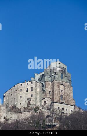 Abbaye de 11ème siècle, région du Piémont, en Italie. L'église, dont la construction dure depuis de nombreuses années, se caractérise par la position inhabituelle et Banque D'Images