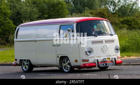 Stony Stratford, Royaume-Uni - 4 juin 2023: 1970 VOLKSWAGEN CAMPER VAN voiture classique voyageant sur une route de campagne anglaise. Banque D'Images