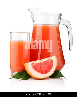 Verre plein et verseuse de jus de pamplemousse et de fruits isolés sur fond blanc Banque D'Images