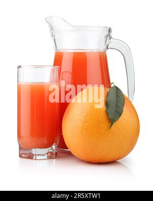 Verre plein et verseuse de jus de pamplemousse et de fruits isolés sur fond blanc Banque D'Images