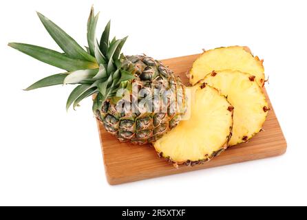 Ananas mûr avec des tranches isolées sur fond blanc Banque D'Images