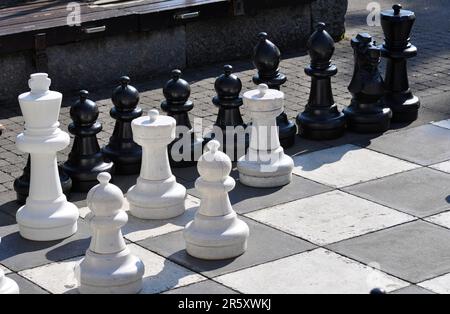 Sur le lac de Constance, échecs de rue, dans le parc d'Immenstaad, de grandes pièces d'échecs Banque D'Images