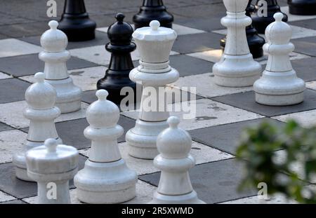 Sur le lac de Constance, échecs de rue, dans le parc d'Immenstaad, de grandes pièces d'échecs Banque D'Images