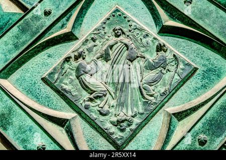 Porte Assomption image Vierge Marie Angels Eglise Basilique Sainte Marie Cracovie Pologne. En 1300s. L'hypothèse est quand Marie était le corps élevé par les anges A. Banque D'Images