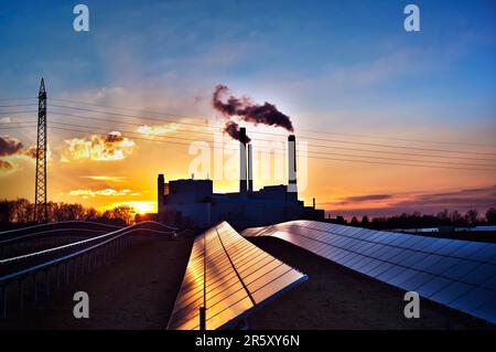 Parc solaire avec centrale thermique et électrique Munich Nord, HKW, Unterfoehring, près de Munich, Bavière, Allemagne Banque D'Images