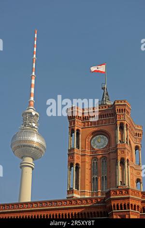 Hôtel de ville rouge, tour de l'hôtel de ville et tour de télévision de Berlin, Alexanderplatz, Berlin, Allemagne Banque D'Images