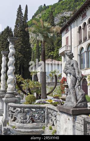 Statue et colonnes, jardin botanique, Villa Monastero, Varenna, sur le lac de Côme, Province de Lecco, Lombardie, Lago di Como, Italie Banque D'Images