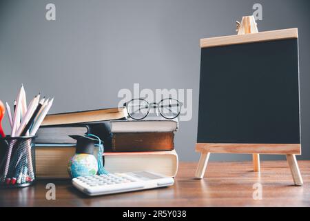 Capuchon de graduation avec globe terrestre. Concept d'étude mondiale des affaires, enseignement à l'étranger, rentrée scolaire. L'éducation dans le monde mondial, étudier à l'étranger Banque D'Images