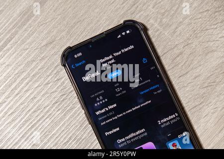 Gdansk Pologne - octobre 2022. Smartphone avec application de réseaux sociaux BeReal sur l'écran de l'iPhone. BeReal est de plus en plus populaire pour son temps à BeReal est une application française de médias sociaux qui invite les utilisateurs à prendre des photos et à publier une photo non filtrée une fois par jour. Plate-forme de partage de photos. Nouveau rival Instagram. Application de partage de photos. Banque D'Images