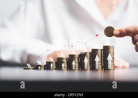 Femme d'affaires main et pile pièces argent avec la flèche vers le haut et le symbole de pourcentage des taux d'intérêt financier et hypothécaire taux. Icône symbole de pourcentage an Banque D'Images