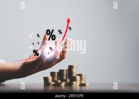 Femme d'affaires main et pile pièces argent avec la flèche vers le haut et le symbole de pourcentage des taux d'intérêt financier et hypothécaire taux. Icône symbole de pourcentage an Banque D'Images