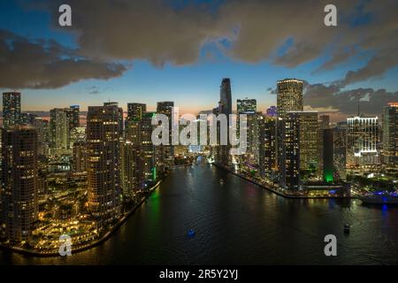 Vue depuis le dessus des gratte-ciel lumineux dans le quartier du centre-ville de Miami Brickell en Floride, États-Unis. La mégapole américaine avec Banque D'Images