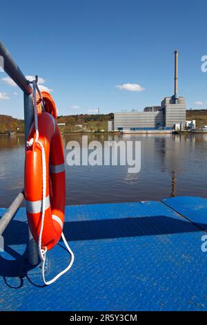 Quai du traversier, Tespe, district de harburg, Basse-Saxe, vue sur la centrale nucléaire de Kruemmel, sur l'Elbe, Geesthacht, district d'Herzogtum Lauenburg Banque D'Images