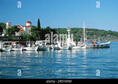 Navires dans le port, Épidauros, Péloponnèse, Grèce Banque D'Images