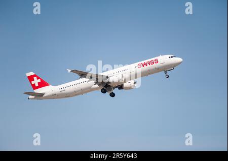 04.06.2023, Berlin, Allemagne, Europe - Un Airbus A321-100 de Swiss Airlines part de l'aéroport de Brandebourg de Berlin BER. Banque D'Images