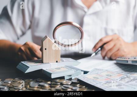 Évaluation et inspection de la maison immobilière. Vérification de la position d'origine. modèle de maison avec agent immobilier professionnel avec le client pour la signature location cont Banque D'Images