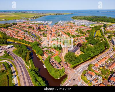 Point de vue de Drone à angle élevé sur la ville de Monnickendam, Hollande-Nord, pays-Bas le jour ensoleillé du printemps en juin Banque D'Images