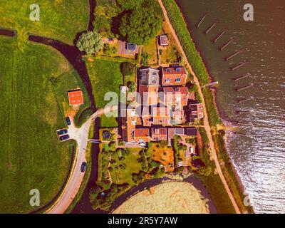 Vue aérienne sur un petit groupe de maisons à Marken pays-Bas Banque D'Images